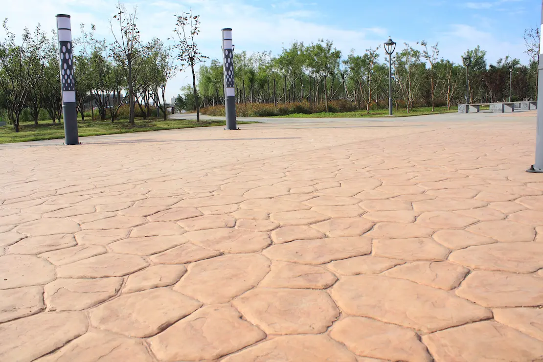 Zona de relax de una universidad con piso de hormigón impreso