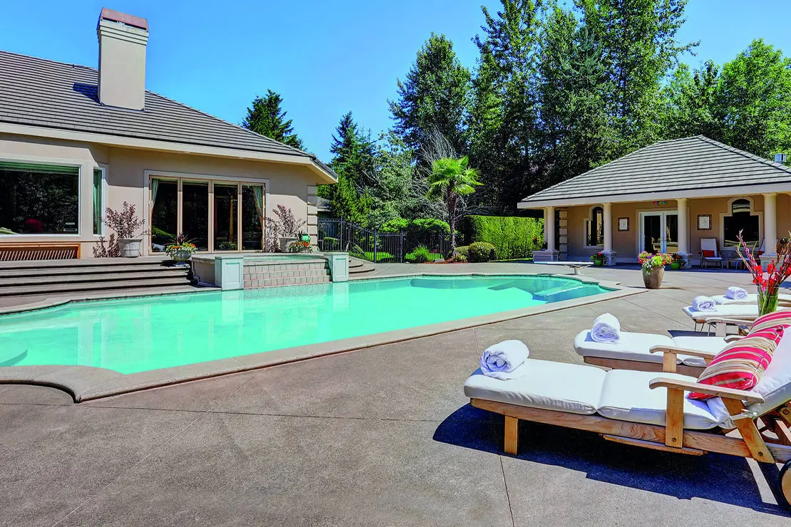 Propiedad con impresionante piscina pavimentada con hormigón impreso en El Ejido.